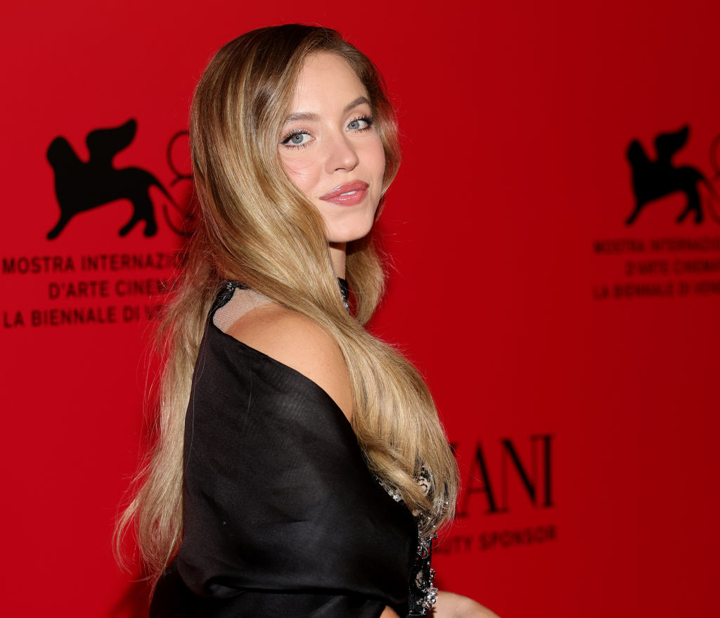 Dark Suede Blonde: Sydney Sweeney ima novu boju kose, savršena za zimu