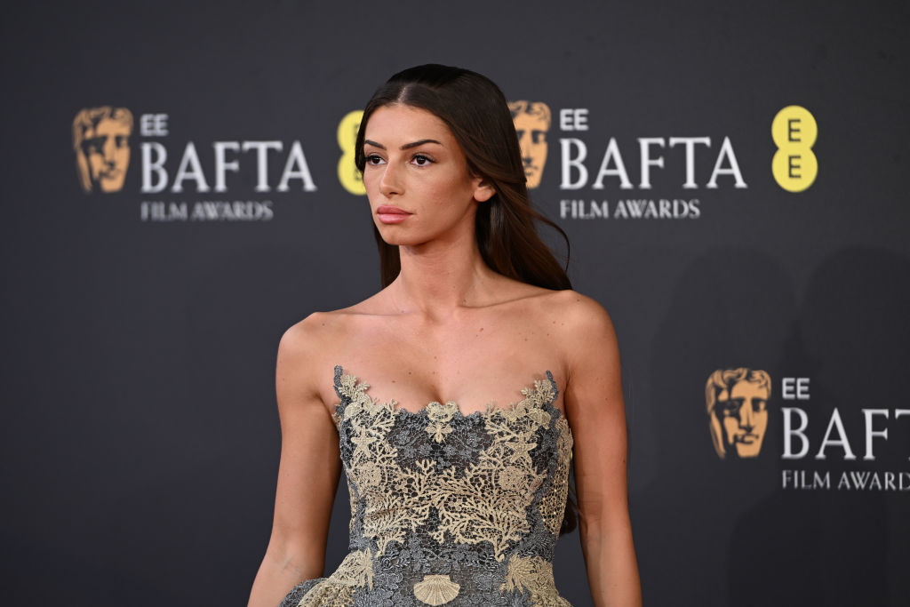 Mimi Keene - Nude makeup