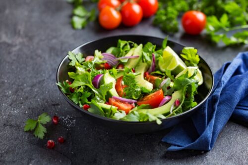 Zapanjujuća salata od paradajza i avokada: Savršen svježi prilog uz svako jelo