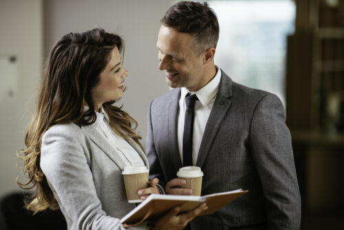 Ko flertuje pored aparata za kafu? 4 astro znaka kojima su romanse u kancelariji neodoljive