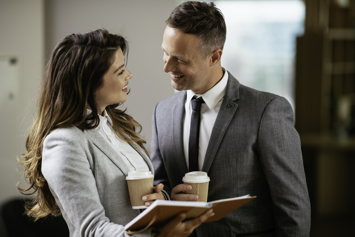 Ko flertuje pored aparata za kafu? 4 astro znaka kojima su romanse u kancelariji neodoljive