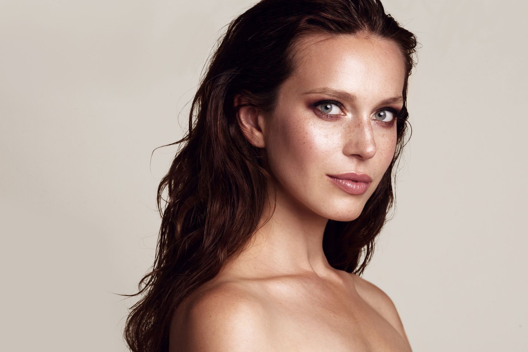 Zašto je braon ajlajner novi must-have (i kako omekšava tvoj pogled)