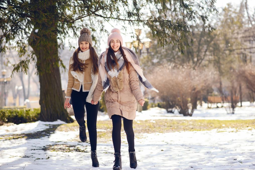happy-girls-winter-city.jpg 1