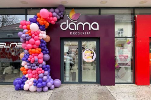 Drogerija Dama na Trgu Slobode u Nikšiću, od četvrtka 12. februara, dočekuje kupce u drugačijem ambijentu, osmišljenom da kupovinu učini prijatnijom