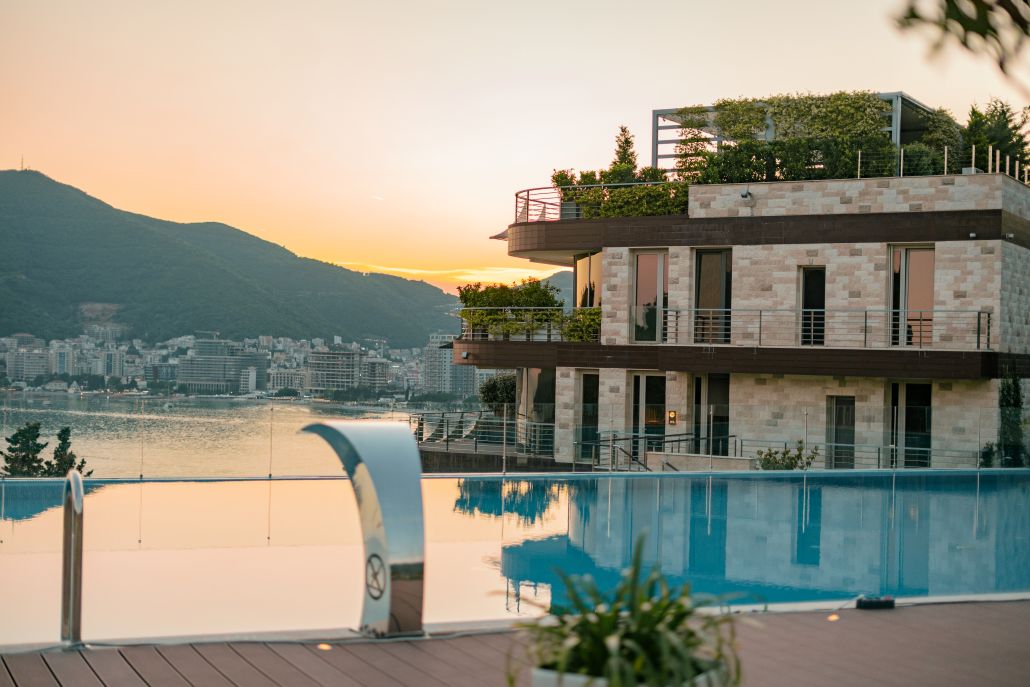 dh infinity pool tapas 1