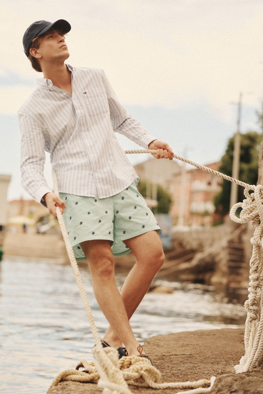 Scotch&Soda kačket; Tommy Hilfiger košulja; Tommy Hilfiger kupaći šorc; Timberland teget brodarice